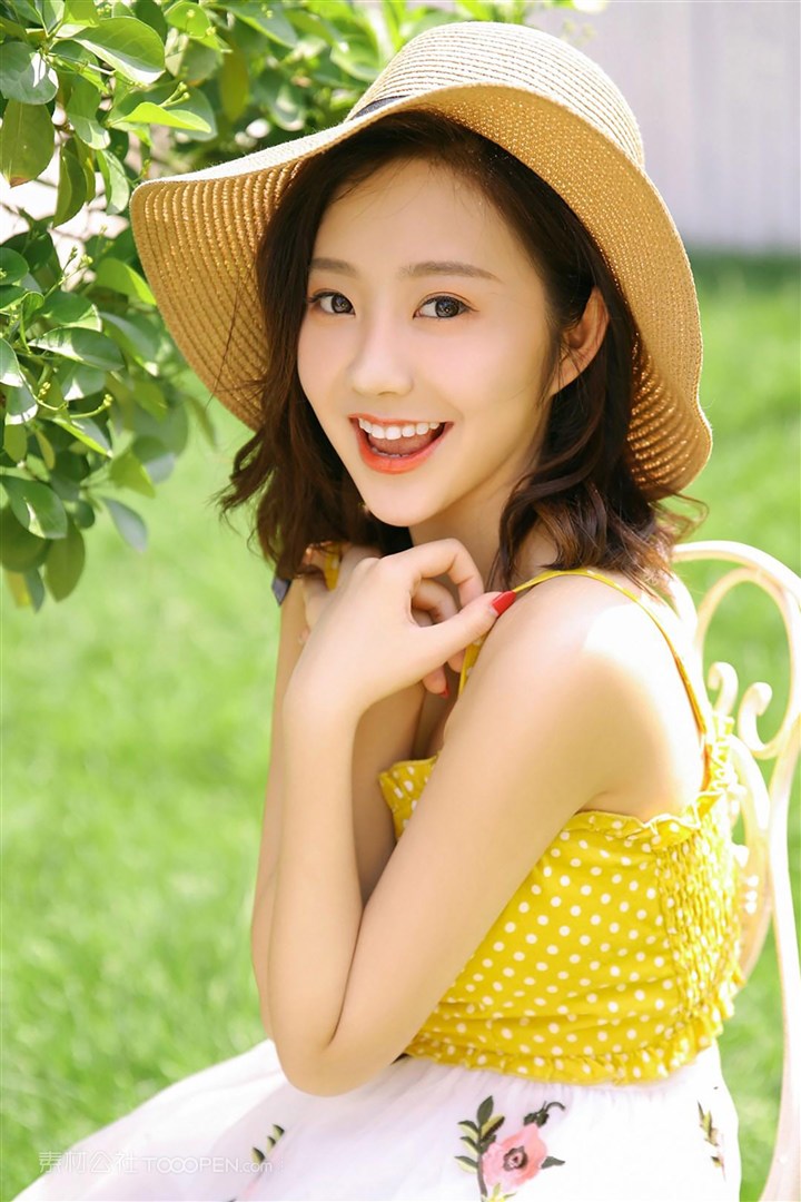 户外戴着帽子的高清美女图片