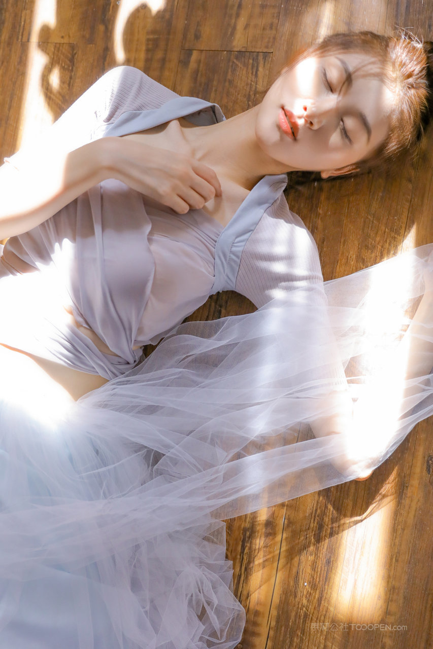 躺在地板上的女生头像ins高级质感图片大全