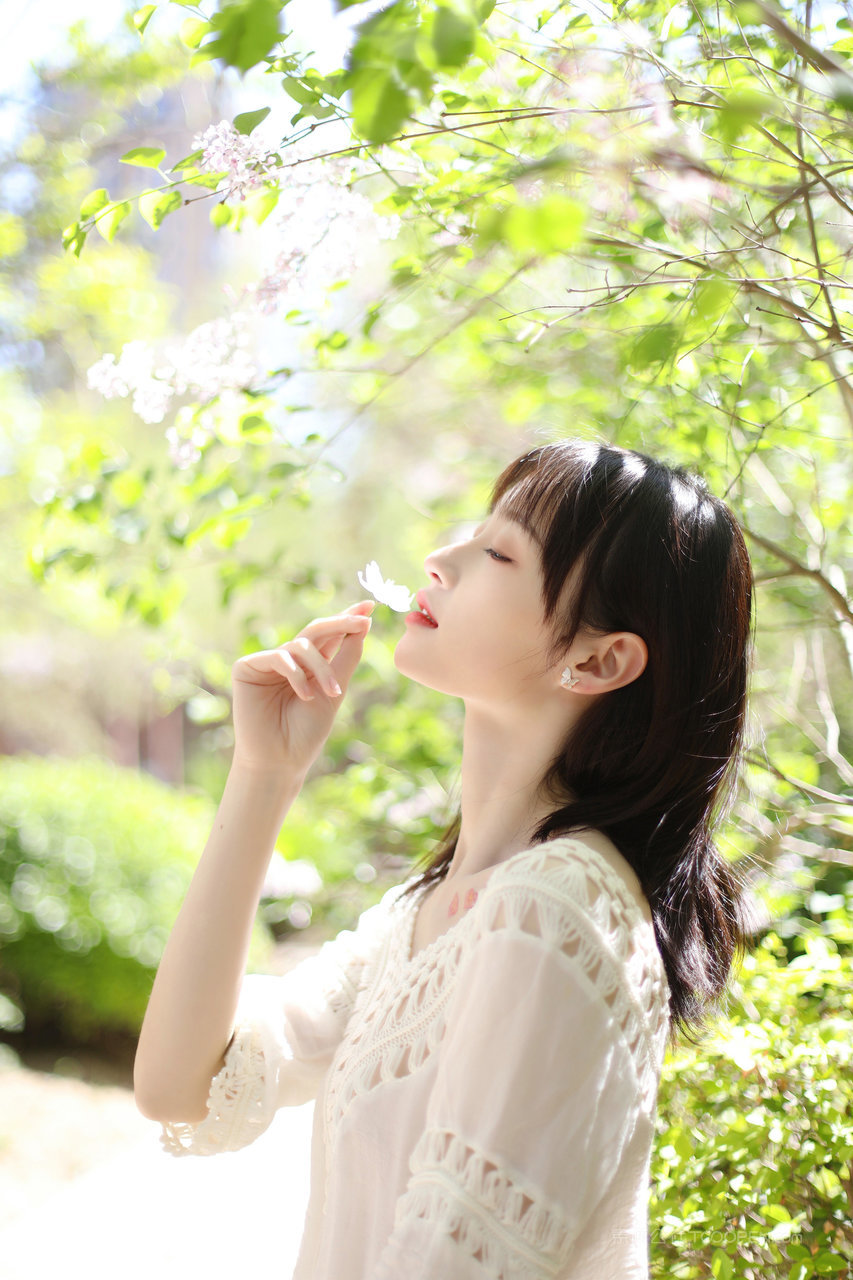 亲吻花朵的131清纯美女写真图片
