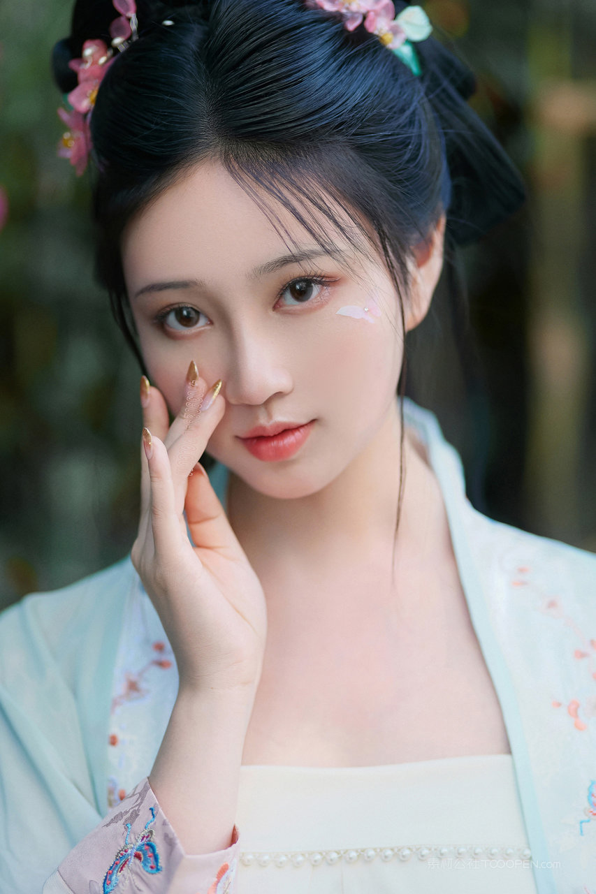 沉鱼落雁的古装气质美女主播高清美照图片