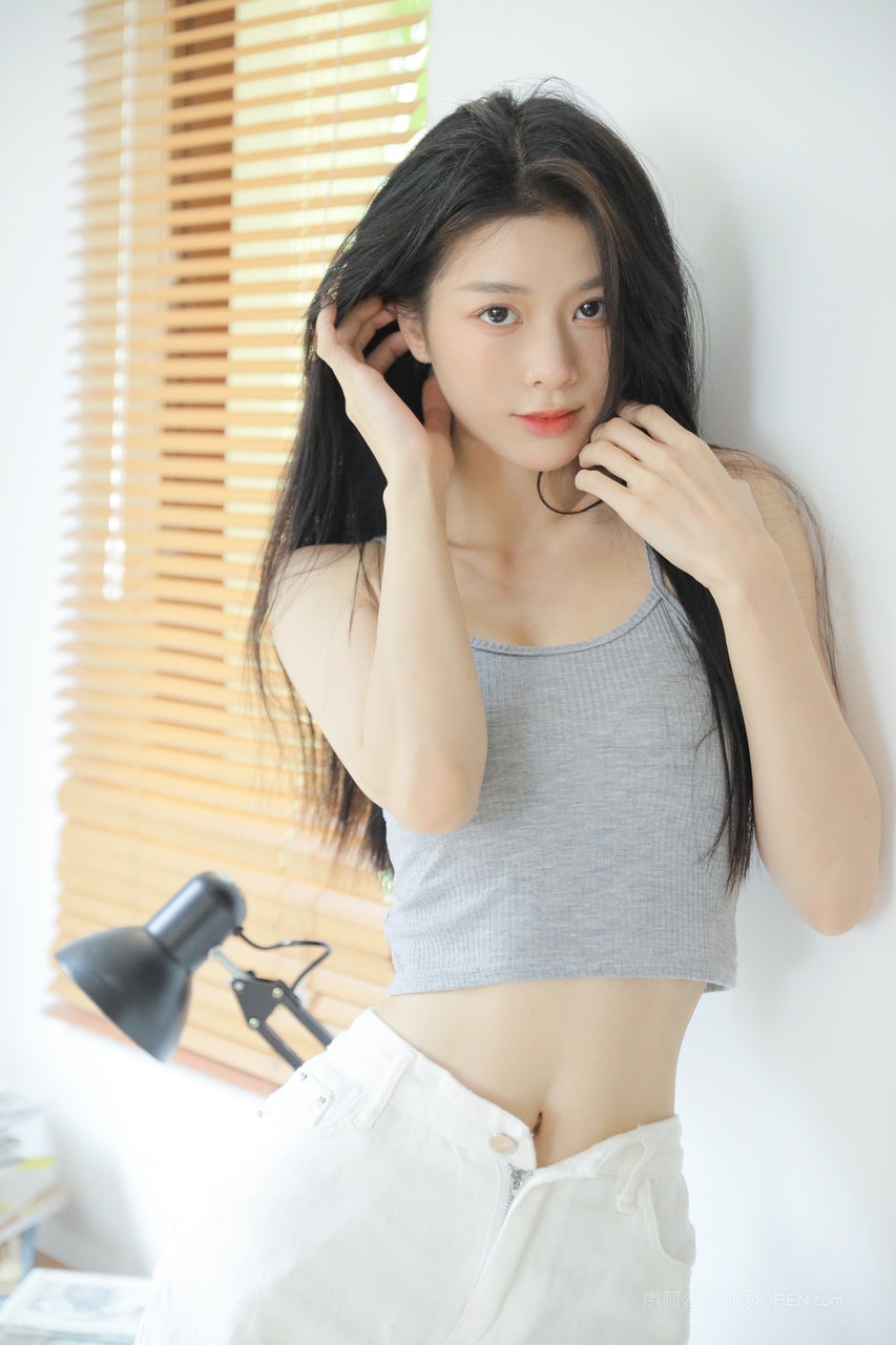 细腰清纯131mm美女图片