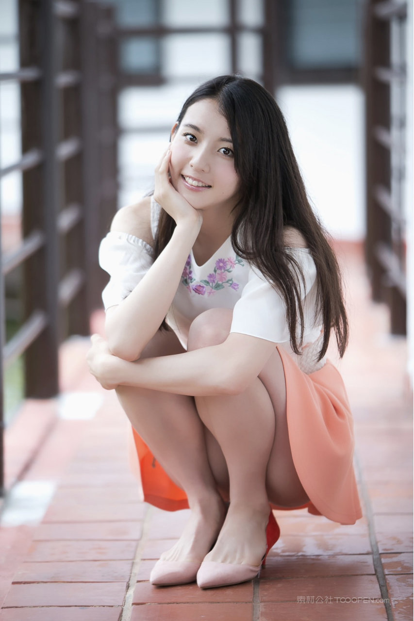 日本橙色超短裙美女大学生艺术照欣赏