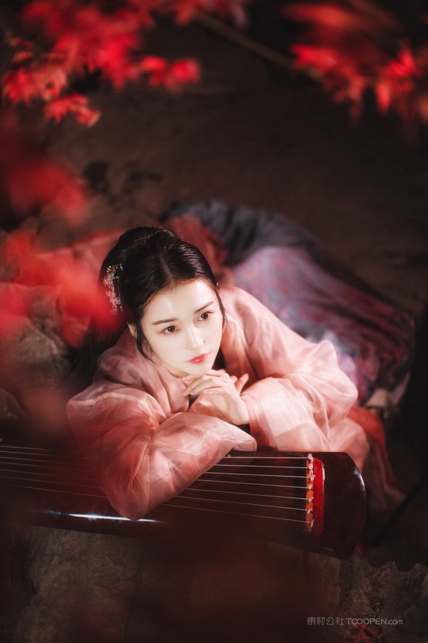 红枫叶树下古装美女摄影图片