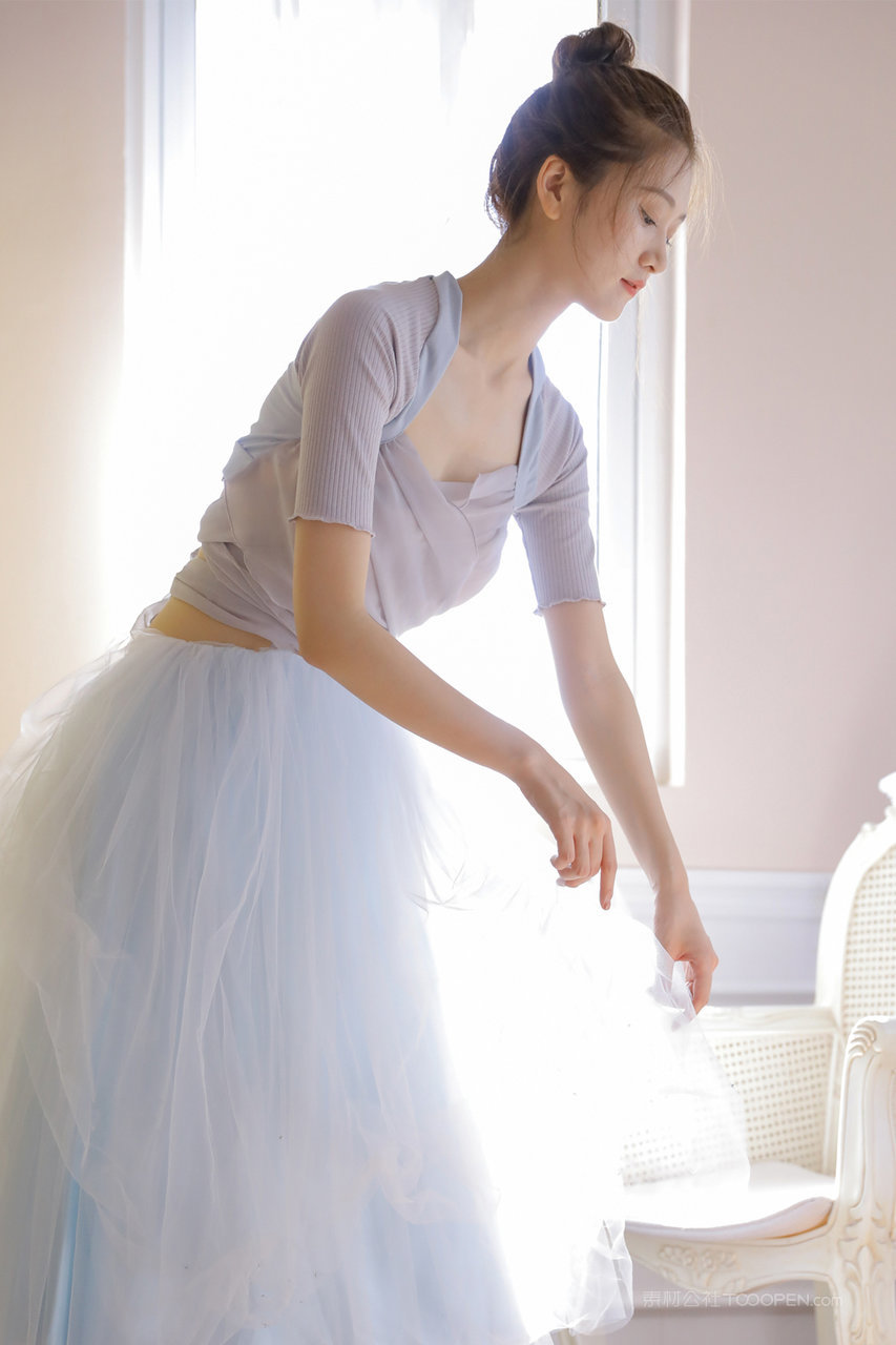 穿着纱裙的女生头像ins高级质感图片下载