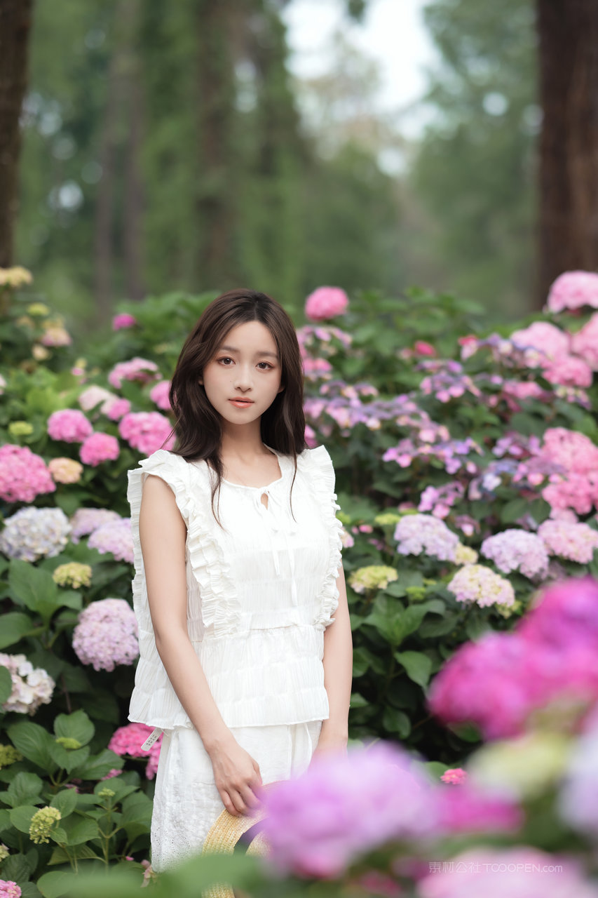 站在花丛中的美女大学生个人艺术照写真图片