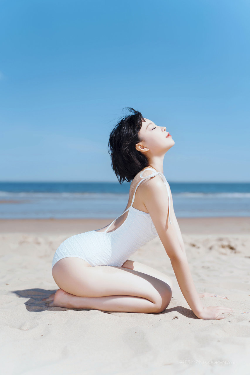 清纯泳装美女旅拍写真