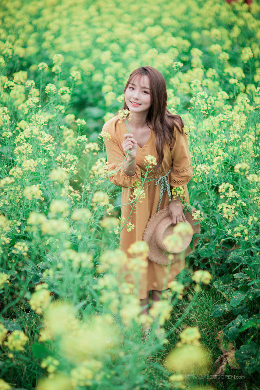 油菜花田里清纯可爱女生丹婷户外写真图片