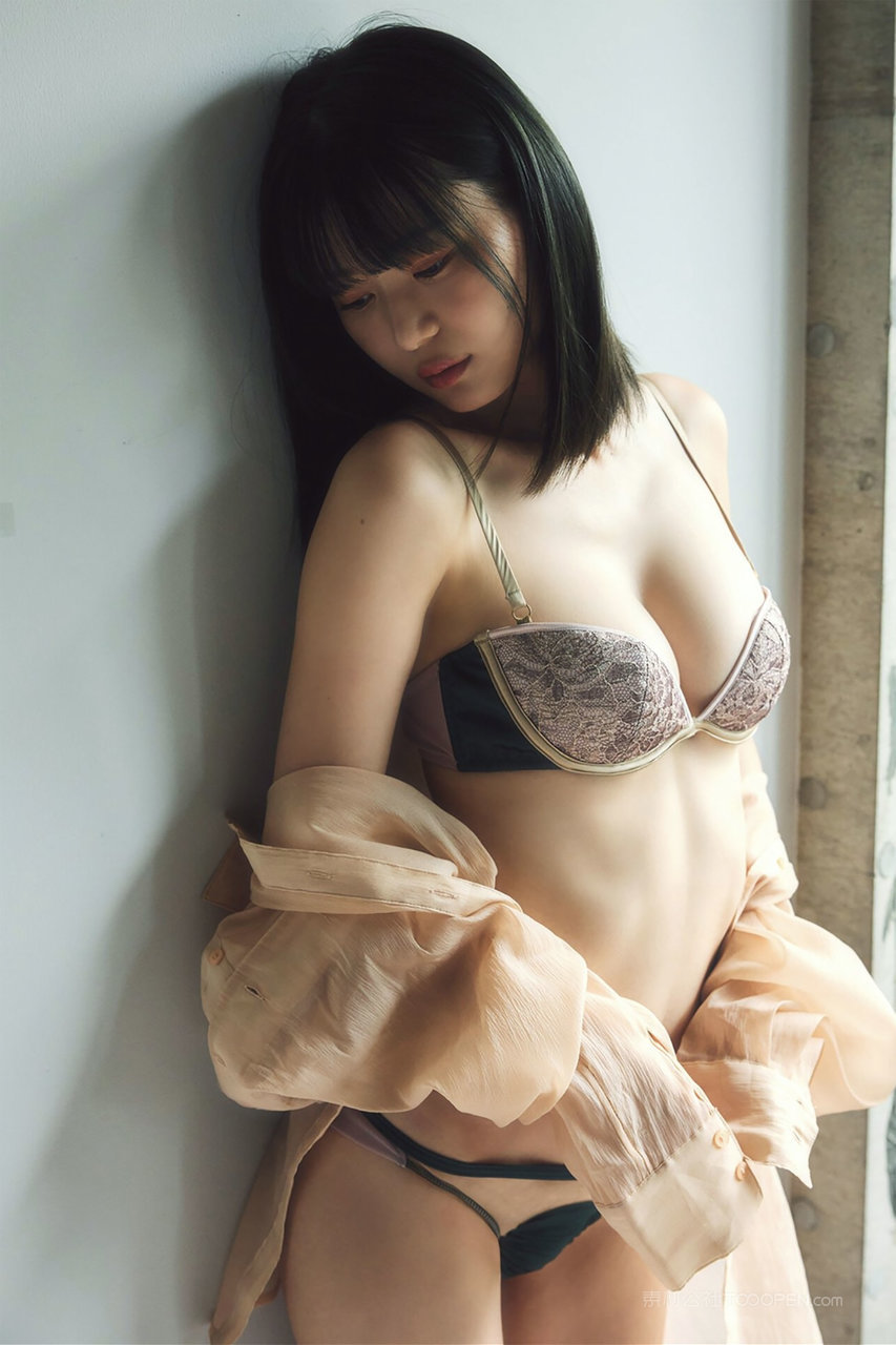 苗条身材大胸美女图片