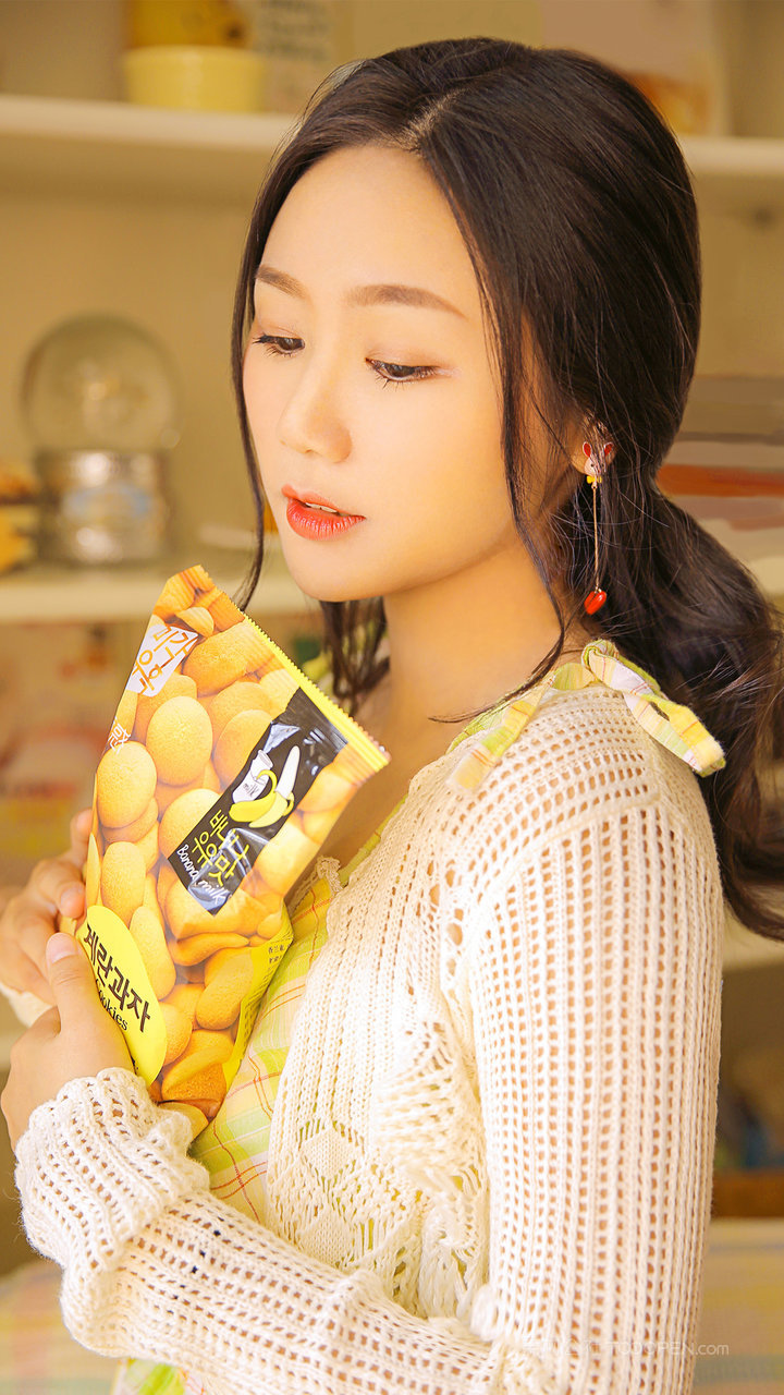 吃薯片的清纯女生图片