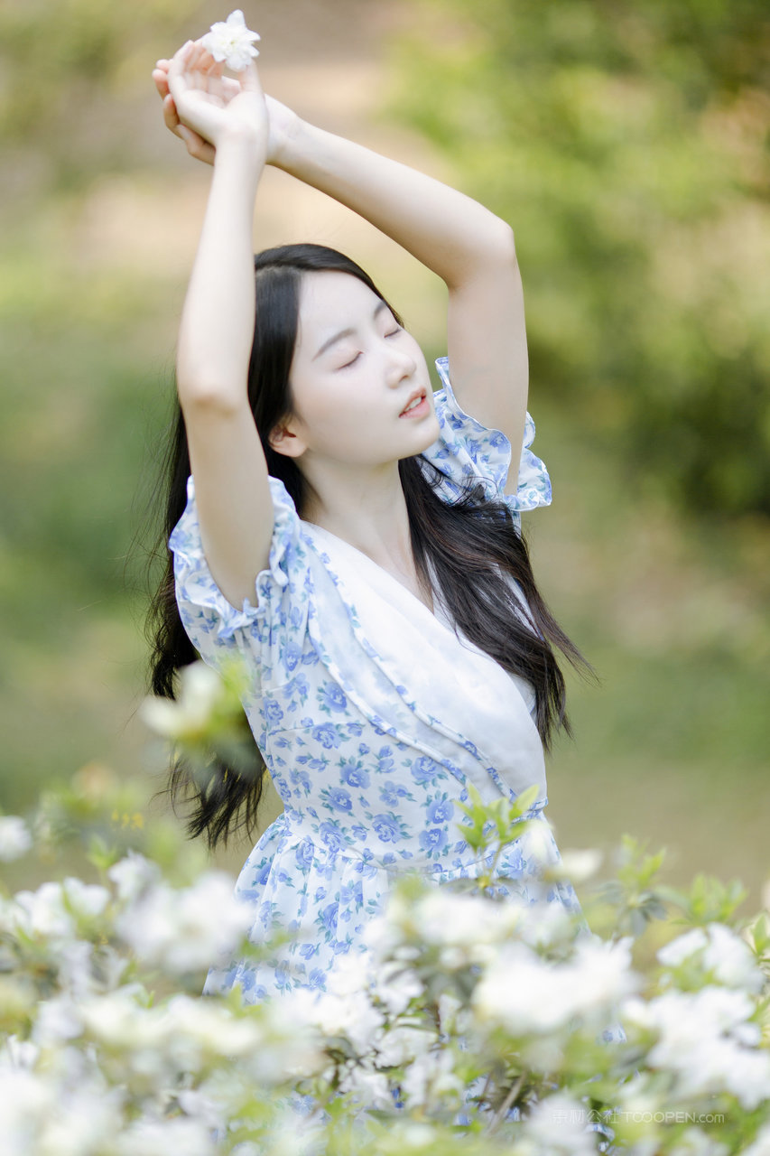 举起双手的可爱甜美女孩户外唯美写真图片