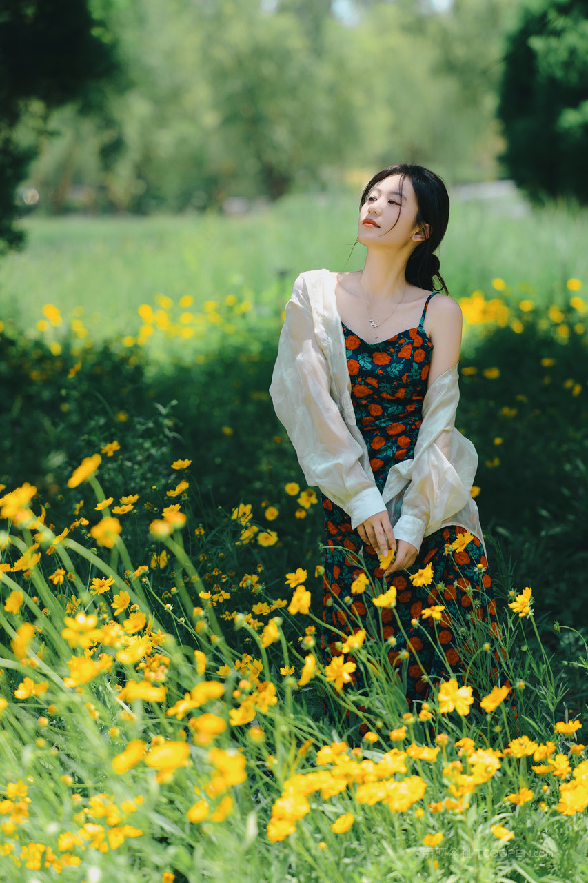 文艺气质美女户外摄影图片