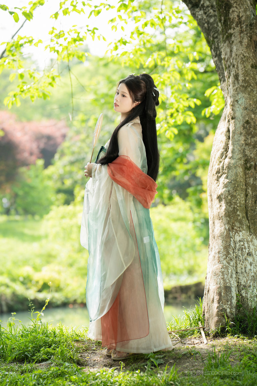 蹲在池塘边的古装美女图片