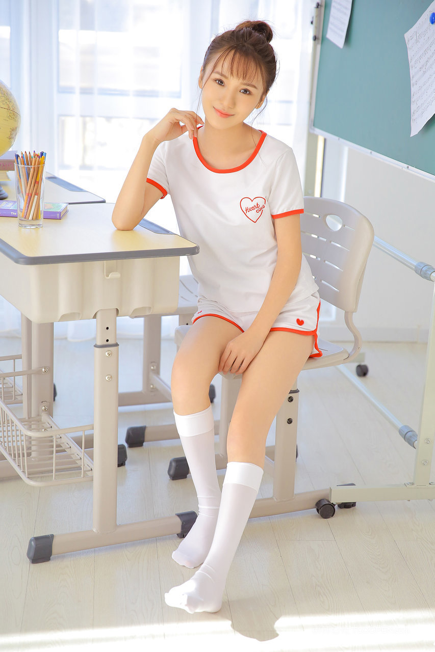 教室里的清纯可爱女生高清壁纸图片