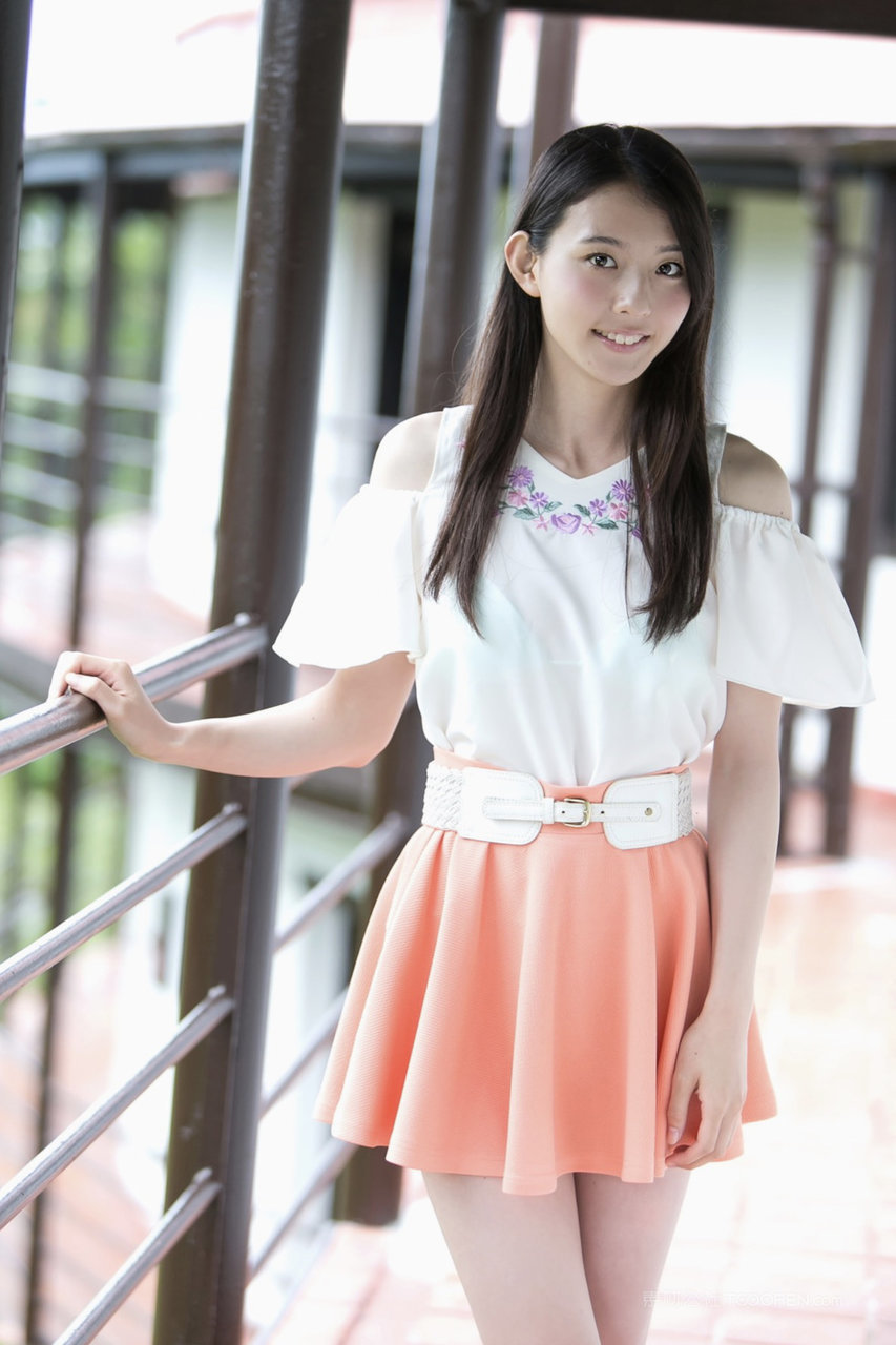 高清日本绝对粉嫩美女MM超短裙橙色图