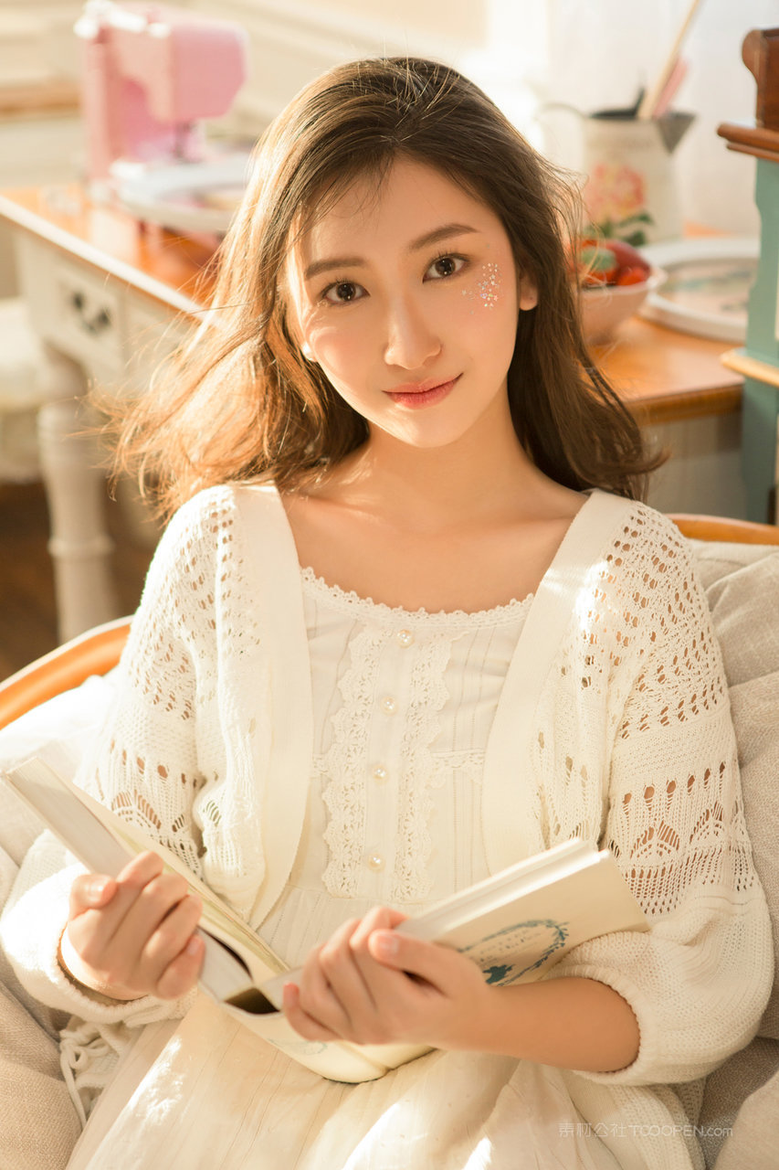 看书的清纯美女网红主播美女壁纸图片大全