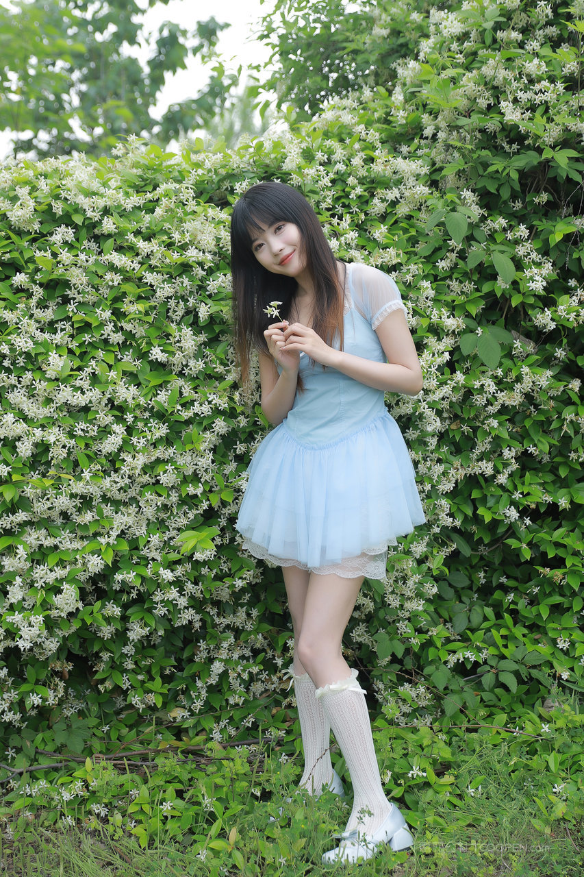 清纯尤果美女网大学生**个人艺术照写真集