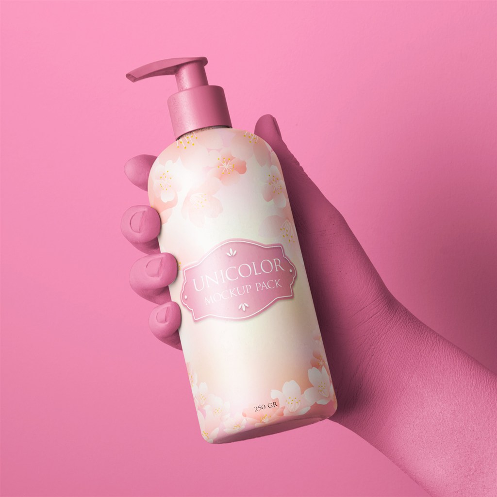 手拿化妆品沐浴露包装设计样机