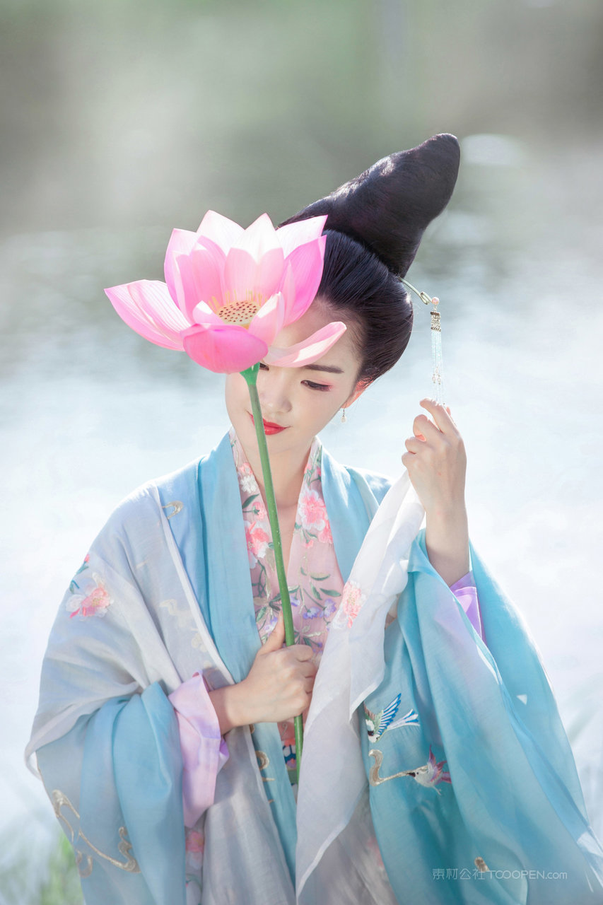 荷花与古装美女摄影图片