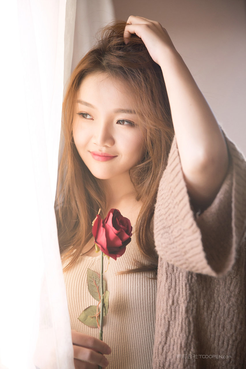 手持玫瑰的清纯气质美女高清大图