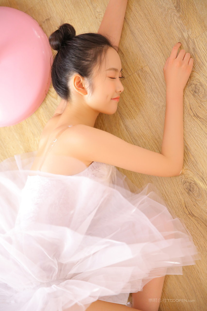 趴在地板上睡觉的清纯可爱女生高清美女图片专区