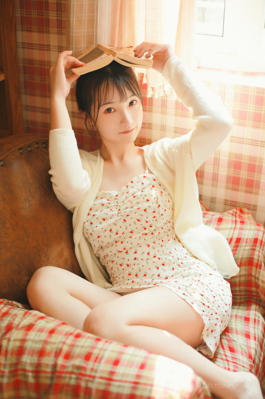 国产精品99秀人网性感美女大学生艺术照写真套图