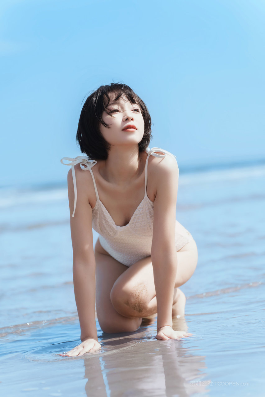 日本大胆泳装美女套图