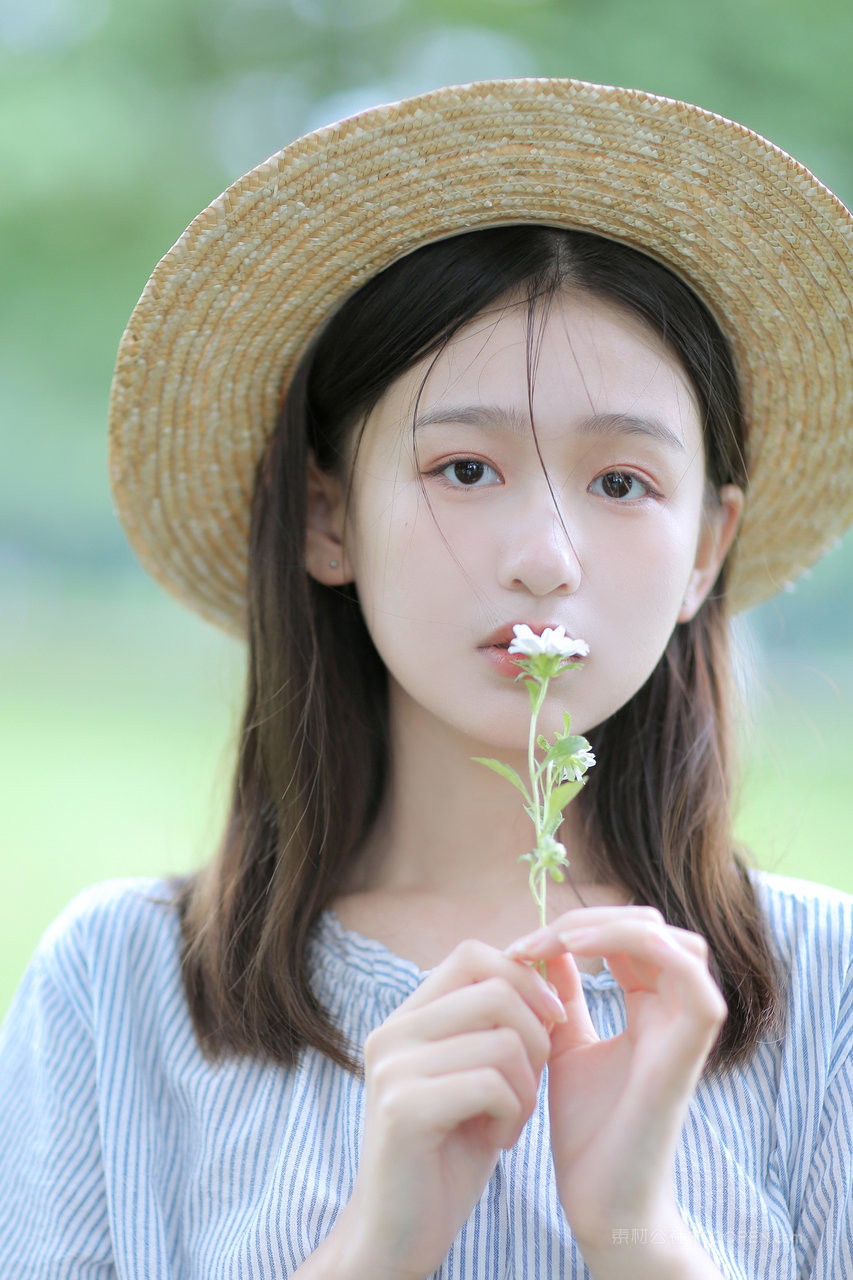 气质纯欲女神户外摄影写真图片