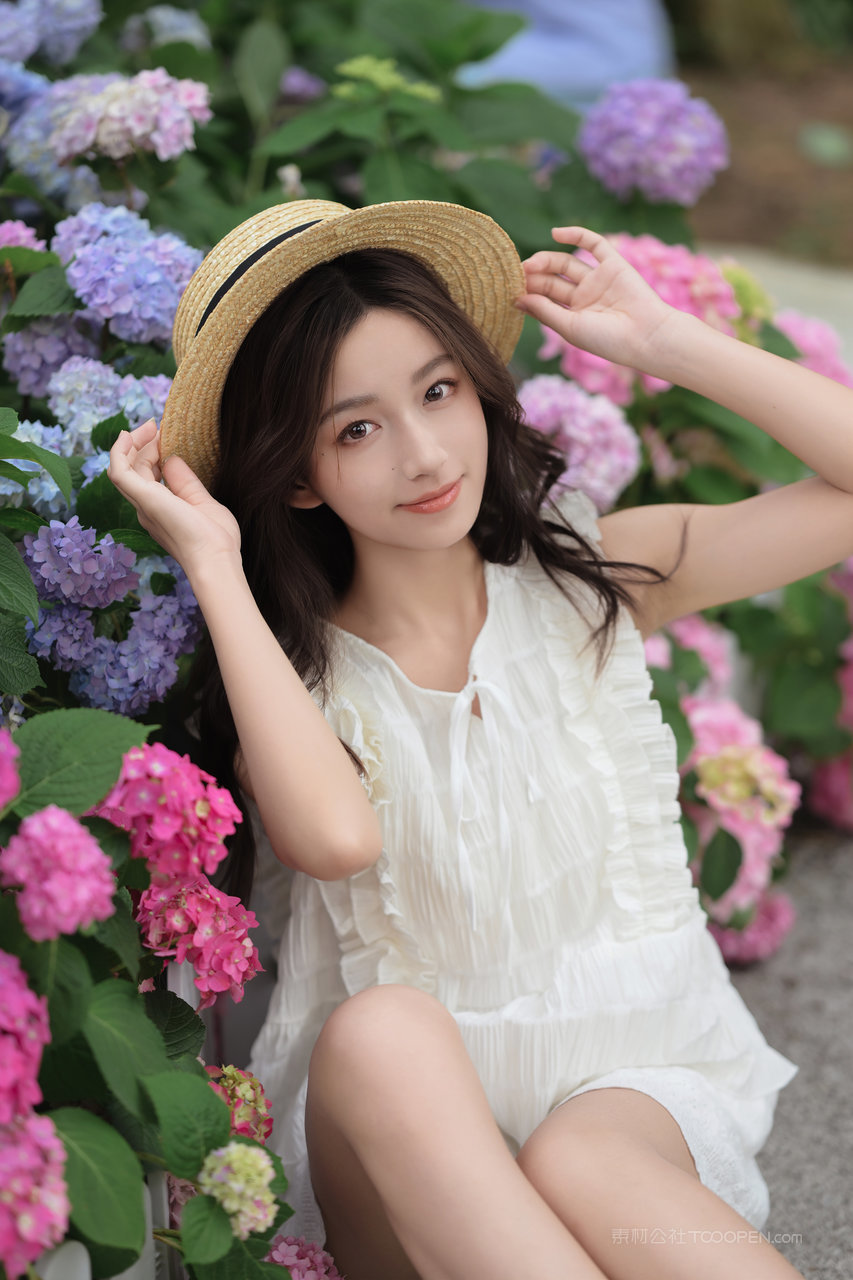 花丛中尤果网美女大学生个人艺术照写真下载