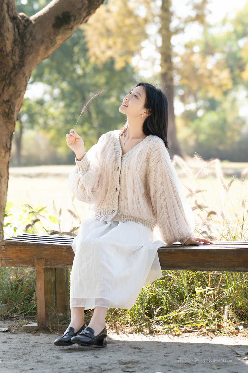 坐在长椅上的清纯可爱女生高清图片
