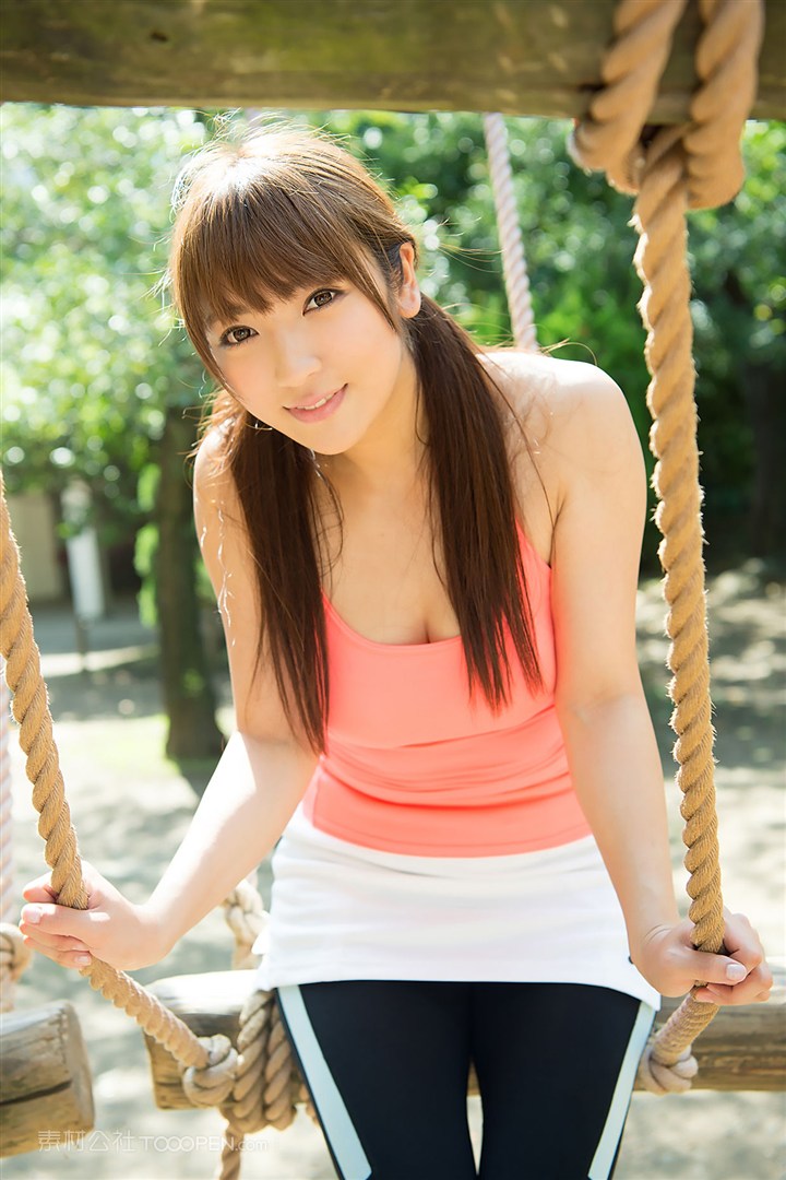 坐在秋千上的高清日本美女写真图片