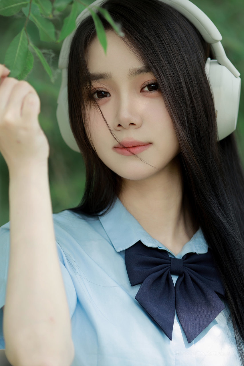 听音乐的甜美文静小姐姐高清人像摄影图片