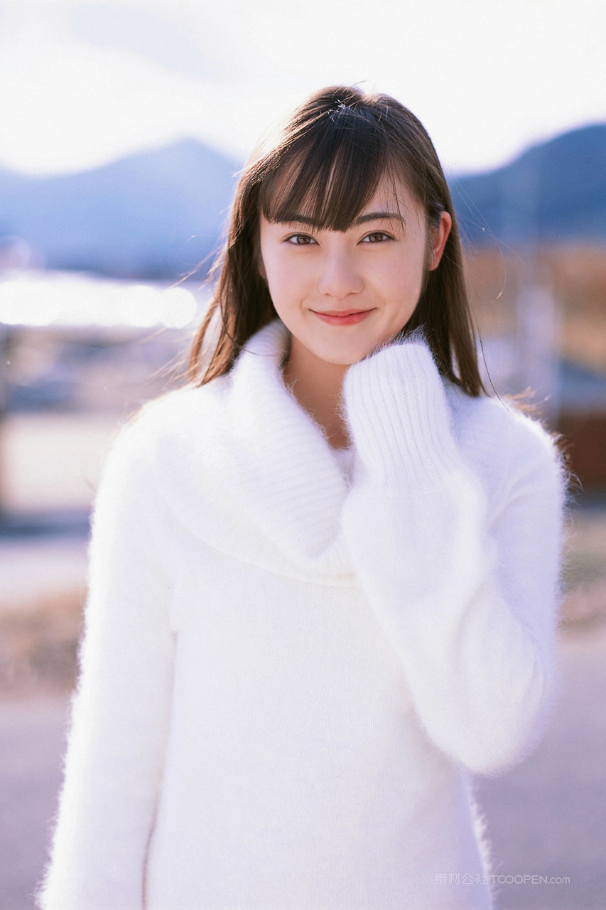 穿毛衣的日本清纯素人妹子街拍图片