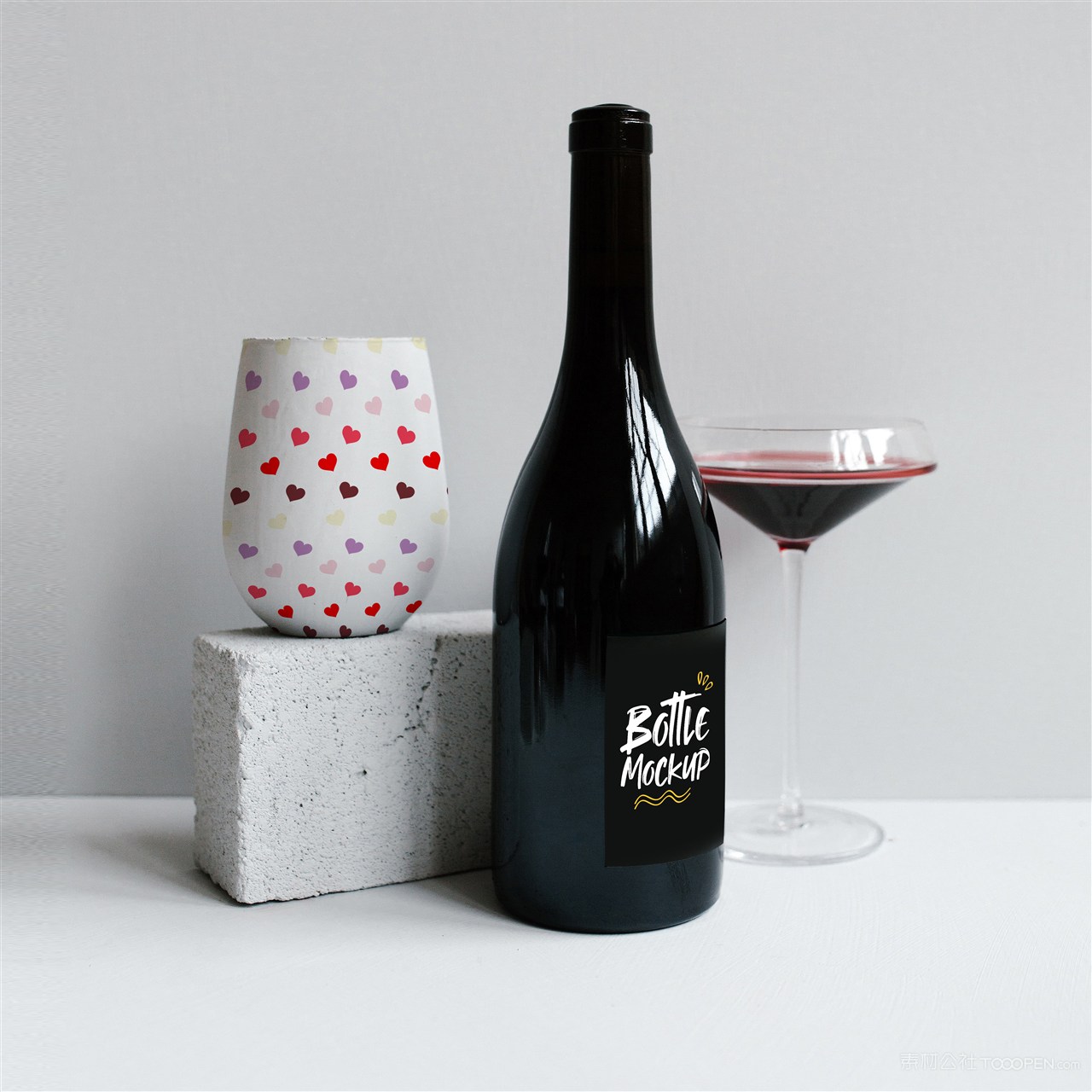 几何体旁边的红酒包装贴图样机