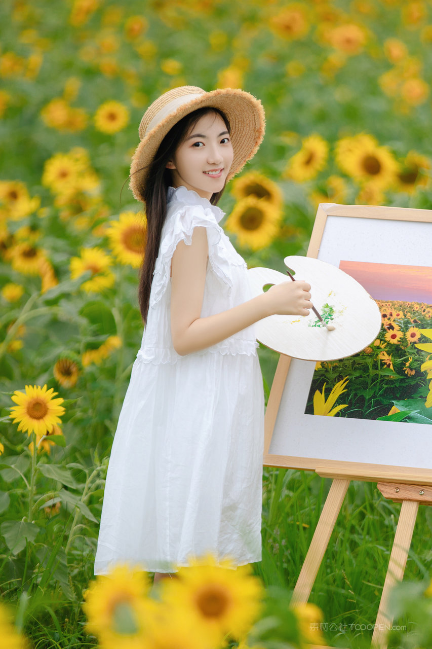 向日葵花田写生画画的清纯美女