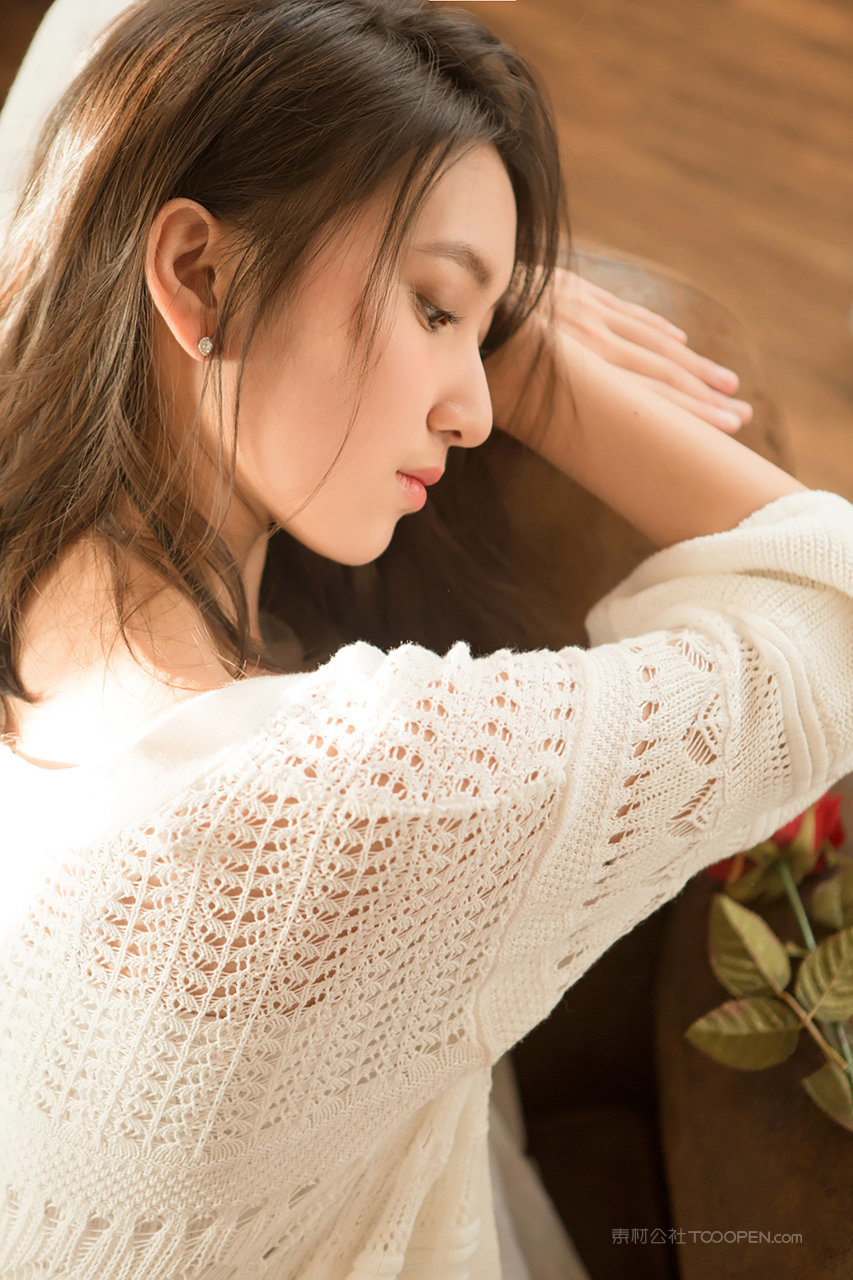 趴在桌子上的清纯温柔女生高清图片