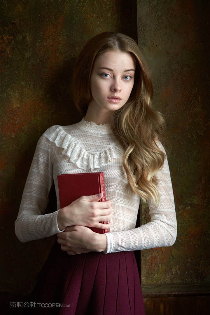 抱着书本的欧美清纯小美女图片