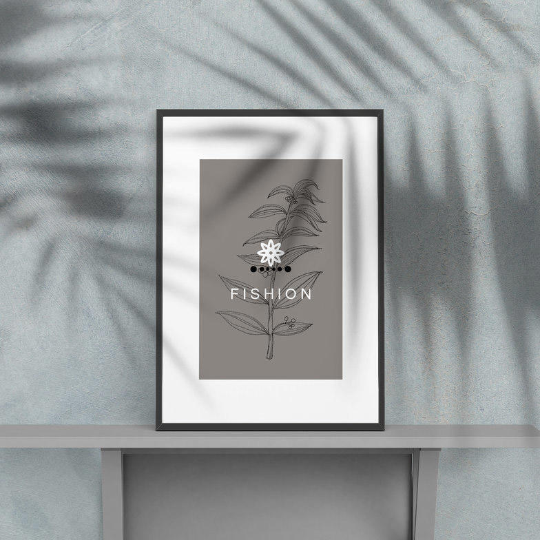 灰色桌面上的竖立的画框样机