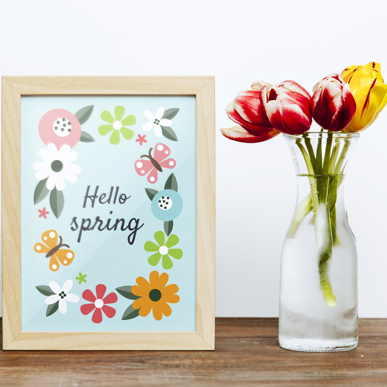 玻璃花瓶旁边的实木画框相框贴图样机