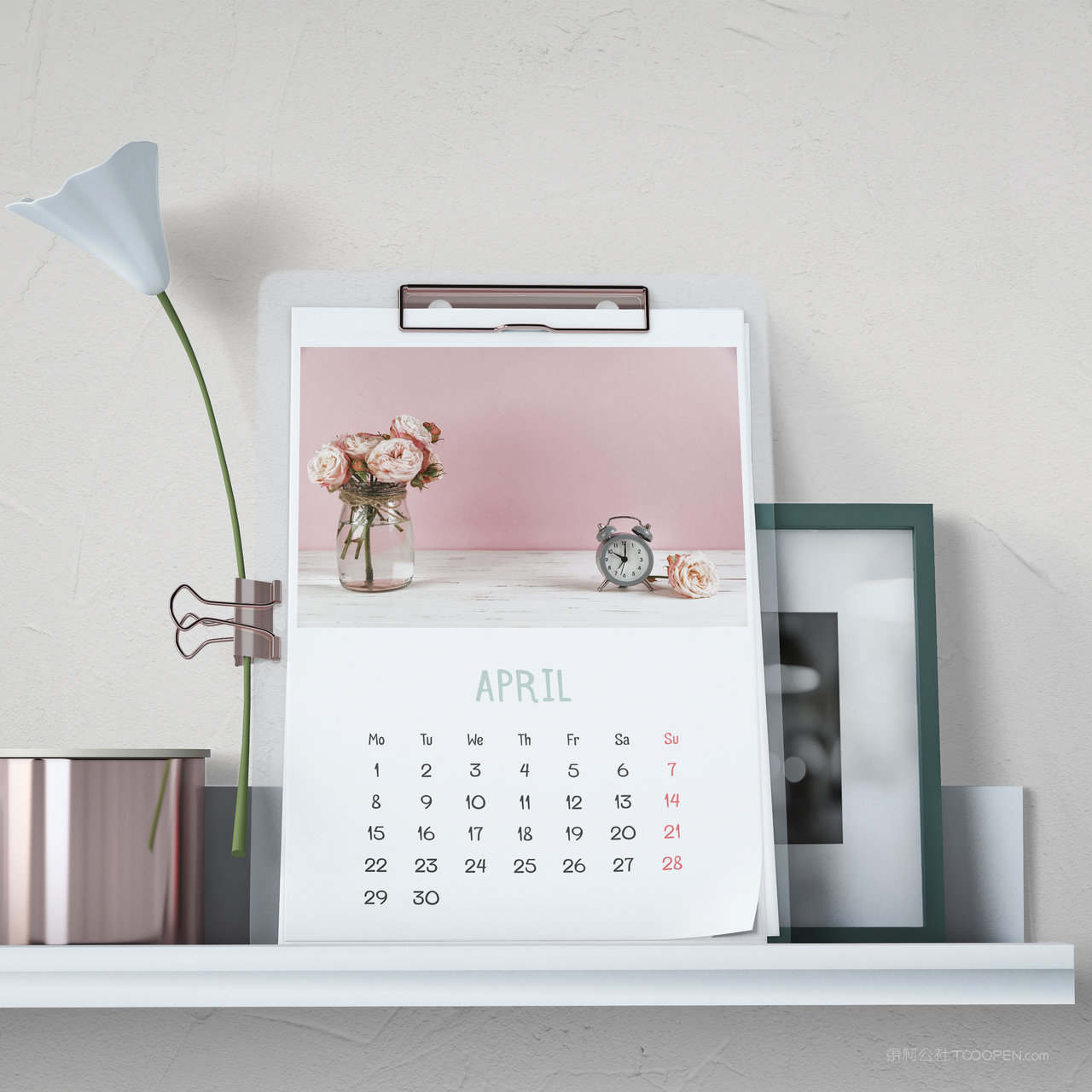 桌面上的画框相框日历贴图样机