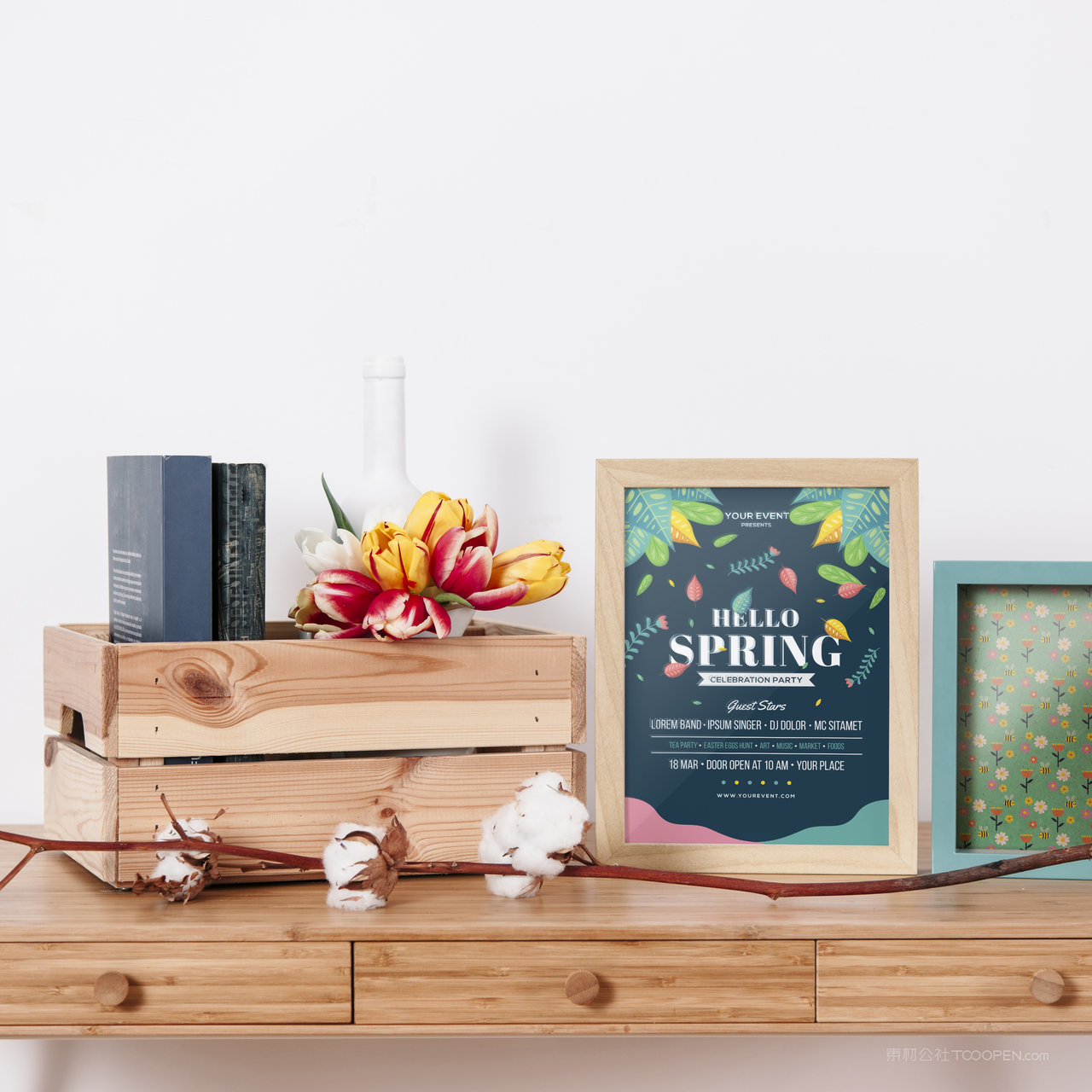 桌面上的实木画框相框贴图样机