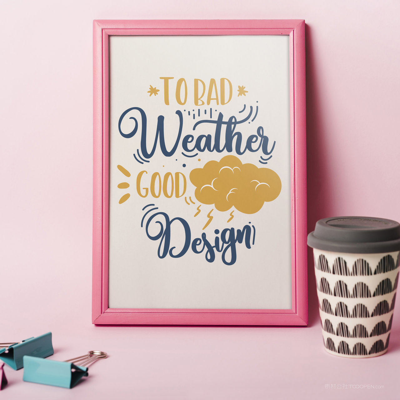 咖啡杯旁边的画框相框贴图样机