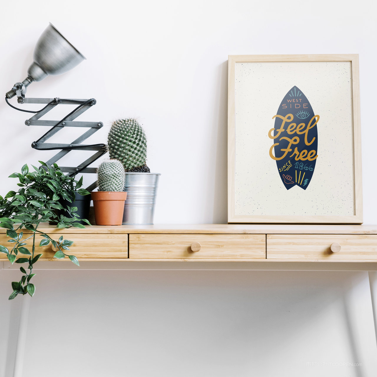 木桌上的实木画框相框贴图样机