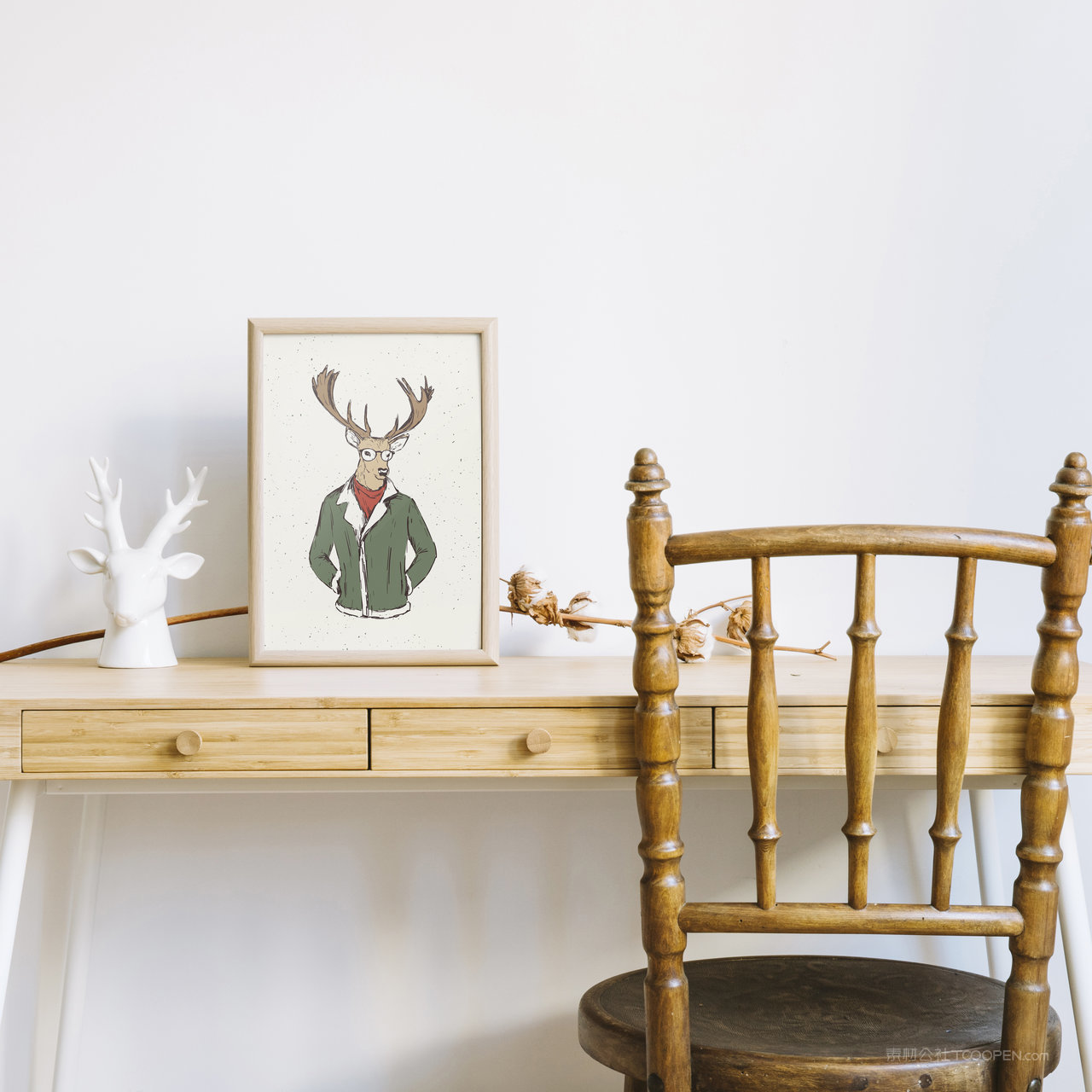 书桌上的实木画框相框贴图样机